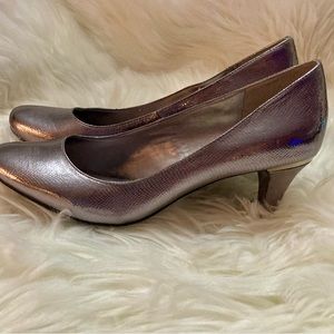 Silver/Platinum round toe pumps